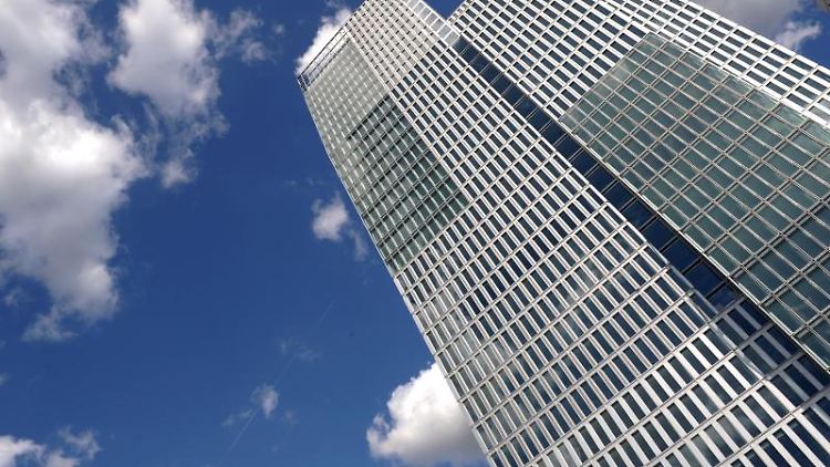 Offene Immobilienfonds investieren in der Regel direkt in Gewerbeimmobilien wie Bürohäuser, Einkaufszentren oder Hotels.