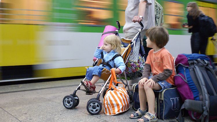 Gefährlicher Bahnsteig. Bei einer Neigung von mehr als 2,5 Promille gerät alles, was Rollen hat, in Fahrt.
