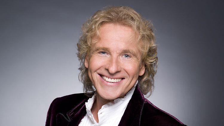 Seit Jahrzehnten steht Thomas Gottschalk mit blonden Locken und ausgefallenen Anzügen vor der Kamera.