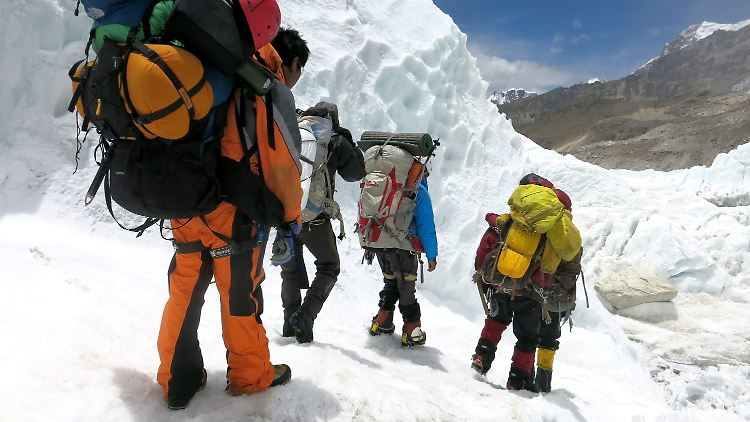 Der Mount Everest in Nepal ist mit 8848 Metern der höchste Berg der Welt.