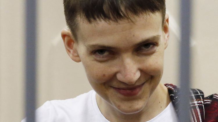 Im Austausch gegen zwei gefangengenommene russische Soldaten kam Nadja Sawtschenko frei.