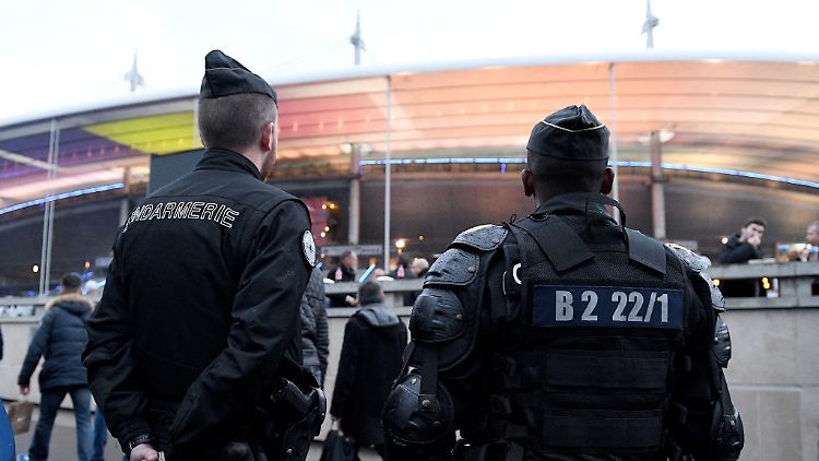 Sicherheitskräfte vor dem Stade de France in Paris - hier wird das Eröffnungsspiel der EM stattfinden.