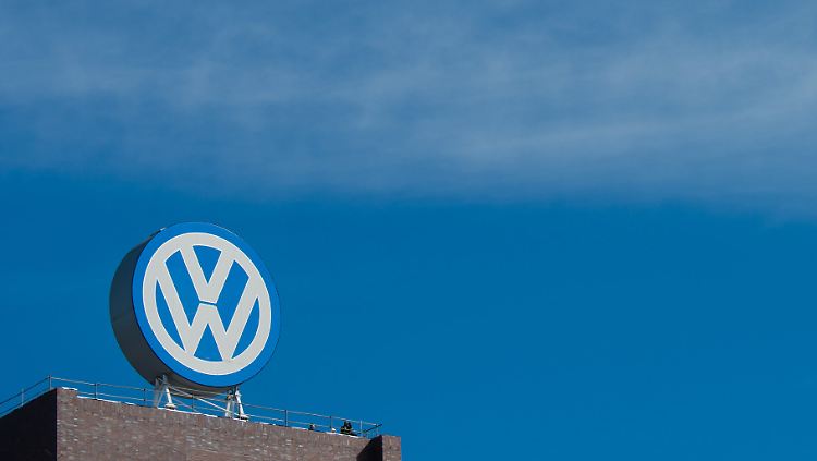 Blick auf das Verwaltungsgebäude am Volkswagen Werk in Wolfsburg