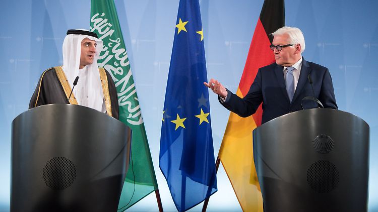 Steinmeier macht seinem Kollegen Dschubair aus Saudi-Arabien Hoffnung auf Patrouillenboote.