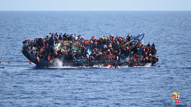 Ein völlig überfülltes Boot kippt. Der Großteil der Insassen kann gerettet werden.