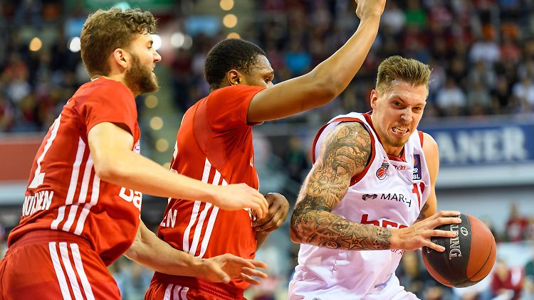 Der Bamberger Daniel Theiß (r.) tankt sich gegen seine Bayern-Gegenspieler durch. Der Meister ist in starker Form. 