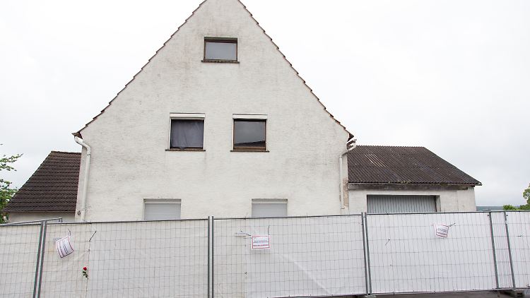 Das Haus war vermüllt und heruntergekommen.