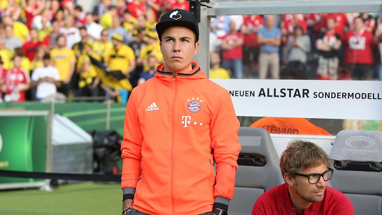 So sah man Mario Götze oft beim FC Bayern München: Auf der Bank und mit grimmiger Miene.