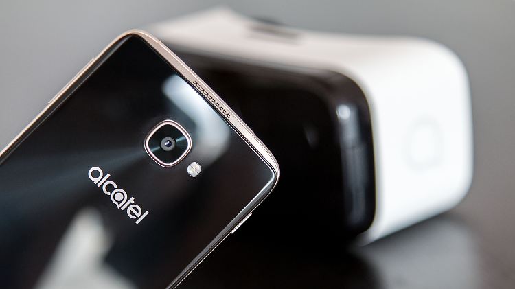 Das Alcatel Idol 4S ist das erste Smartphone, dessen Verpackung zugleich eine VR-Brille ist.