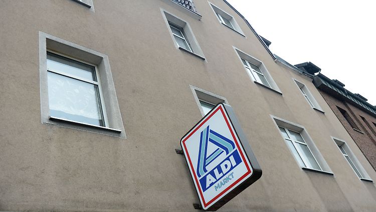 Feuer unter dem Dach des Aldi-Nord-Hauses.