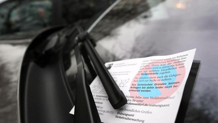 Arbeitgeber oder Arbeitnehmer sollten Einspruch eingelegen, wenn das Finanzamt die Übernahme der Verwarngelder mit Lohnsteuer belegt.