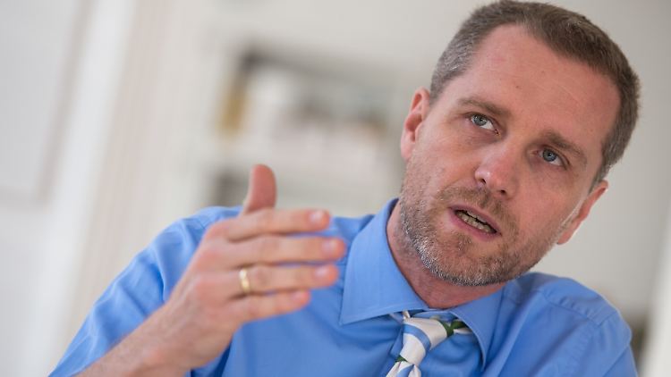 Milliardengeschäft mit Flüchtlingen? - Bayerns AfD-Landesvorsitzender Petr Bystron lässt kein gutes Haar an der Arbeit der Kirchen.