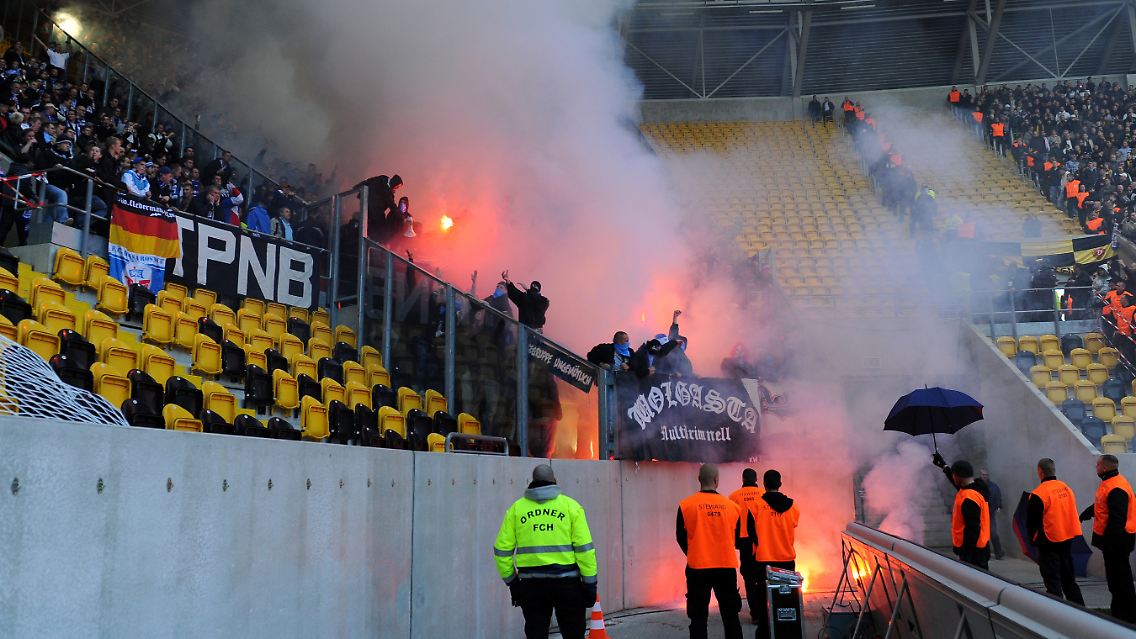 Feuer auf den Rängen: Rostocker Fans im Dresdener Rudolf-Harbig-Stadion.