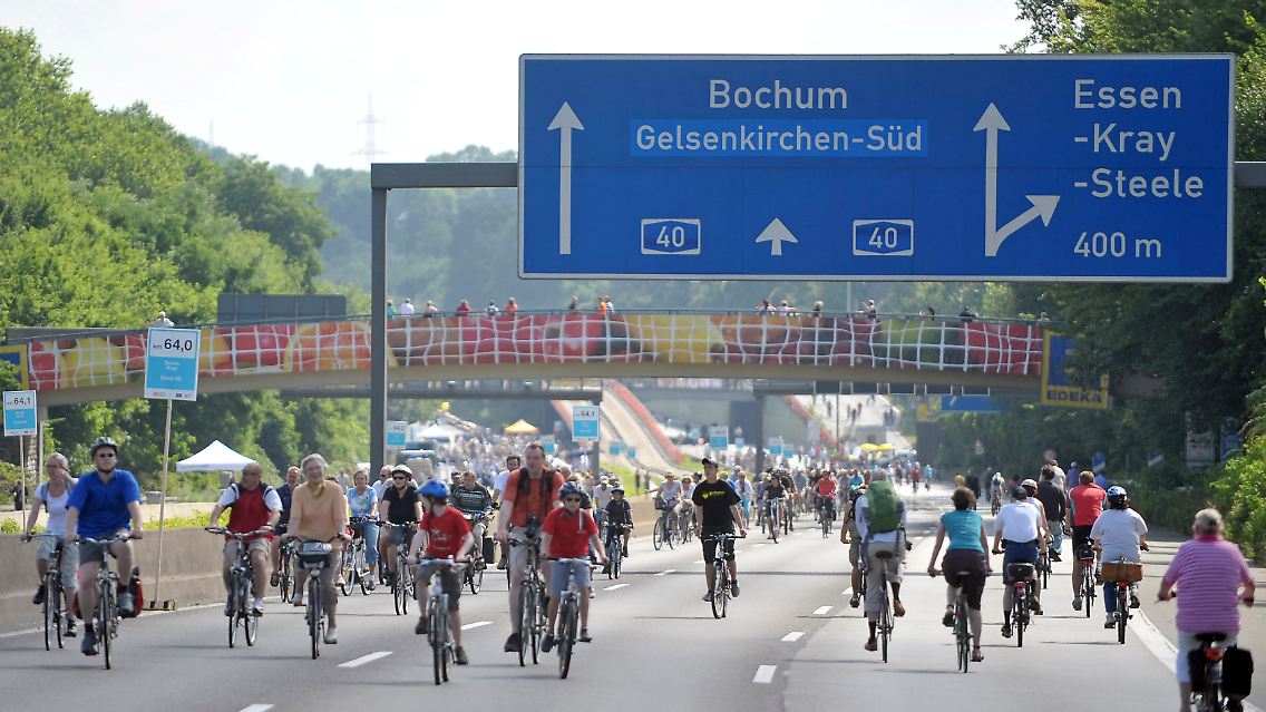 Günstige Gelegenheit für die Wissenschaftler: Die Autobahn 40 wurde im Rahmen der Aktion "Still-Leben Ruhrschnellweg" am 18. Juli 2010 zwischen Duisburg und Dortmund für den Kraftfahrverkehr gesperrt.