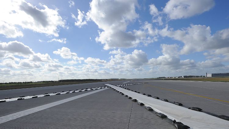 Für den Hauptstadtflughafen wurden bislang 4,7 Milliarden Euro in den märkischen Sand gesetzt. Bis zu seiner Fertigstellung sind voraussichtlich noch einmal fast 2 Milliarden nötig - so viel sollte er eigentlich bei der ersten Planung 2006 kosten.