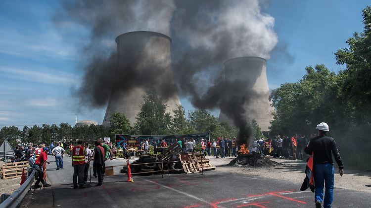 Mit brennenden Blockaden versperren Demonstranten den Eingang zum Kernkraftwerk Nogent in der Region Champagne-Ardenne.
