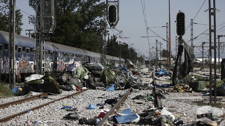 Die Bahnlinie von Mazedonien nach Mitteleuropa musste von Zelten und Müll befreit werden.