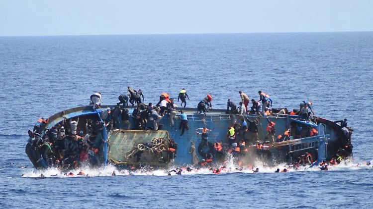 Flüchtlinge versuchen, sich im Mai vor Sizilien von einem kenternden Boot zu retten.