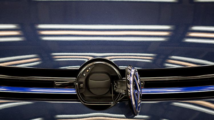 Unter der einem Tankverschluss ähnelnden Klappe in der Bildmitte befindet sich die Ladesteckdose des Hybrid-Golf.
