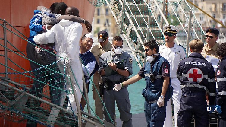 Auf dem Mittelmeer gerettete Flüchtlinge erreichen den Hafen im süditalienischen Salerno.