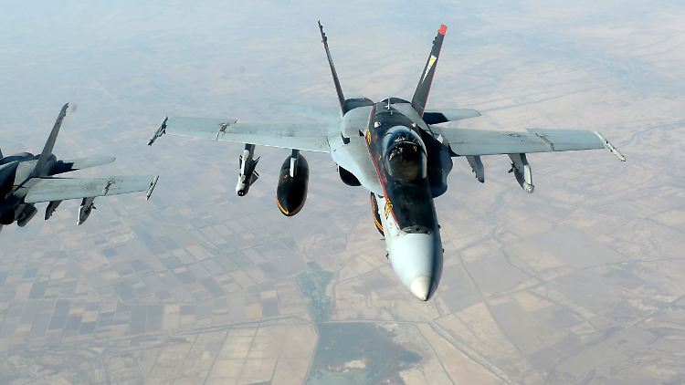 F18-Kampfjets im Einsatz über dem Irak. Die USA zerstörten eigenen Angaben zufolge bereits mehr als 22.000 Ziele des IS. Der Materialverbrauch ist immens.
