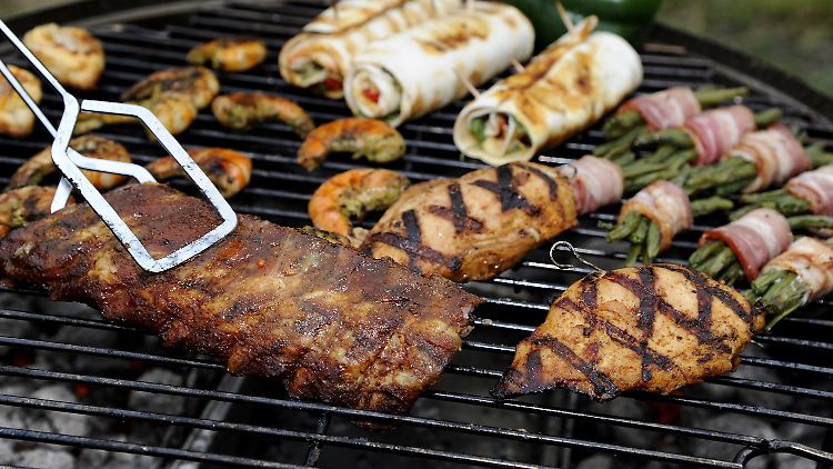 Auch in der Grillsaison gibt es viele Angebote für billiges Fleisch.