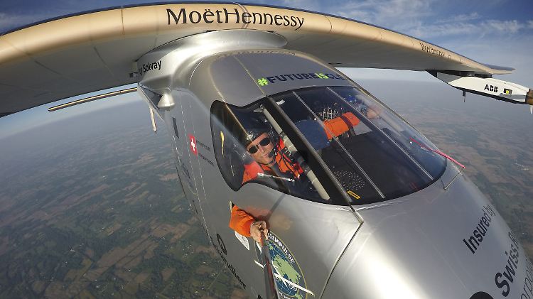 Bertrand Piccard macht ein Selfie an Bord der "Solar Impulse 2" auf dem Flug von from Dayton, Ohio zum Lehigh Valley International Airport in Allentown.