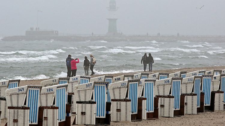 In Warnemünde ist es derzeit noch wenig sommerlich.