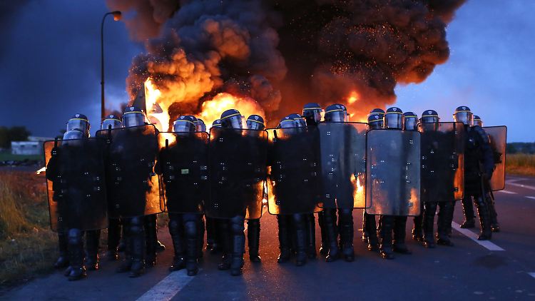 Die Polizei versucht eine Protestaktion vor einem Treibstoffdepot im Norden Frankreichs unter Kontrolle zu bekommen.