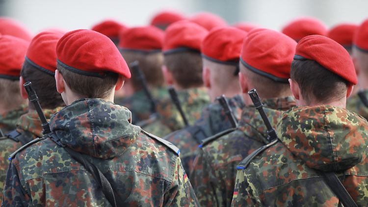 Im Weißbuch-Entwurf ist auch die Rede von der "schleichenden Überalterung des Materials" bei der Bundeswehr.