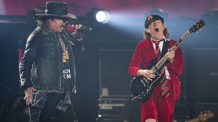 AC/Roses sozusagen: Axl Rose und Angus Young am Donnerstagabend beim gemeinsamen Auftritt in Hamburg.