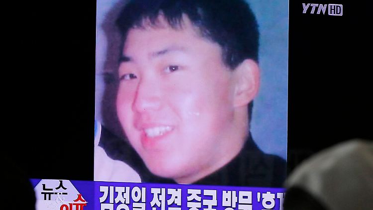 Als Kim Jong Un überraschend von Kim Jong Il als sein Nachfolger präsentiert wird, gibt es kaum Bilder von ihm. 