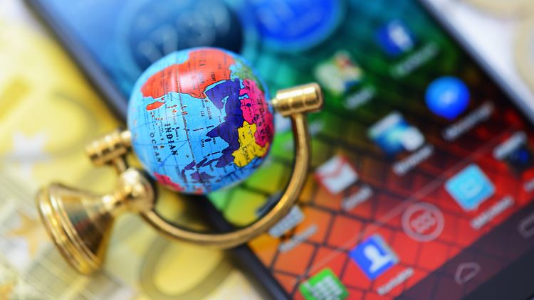 Kaum jemand möchte im Urlaub auf sein Smartphone verzichten. Doch außerhalb der EU kann Mobilfunk enorme Kosten verursachen. 
