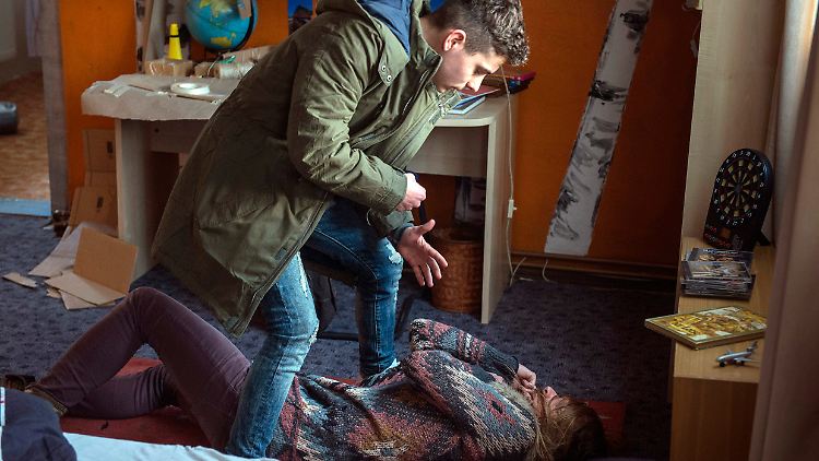 Sascha (Nino Böhlau) schlägt auf seine Mutter Manuela (Julischka Eichel) ein.