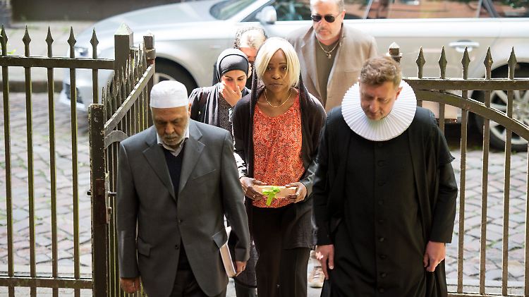 Imam Abu Ahmed Jakobi , die Mutter des getöteten IS-Anhängers, Florence K., und Pastor Sieghard Wilm (v.l.n.r.).