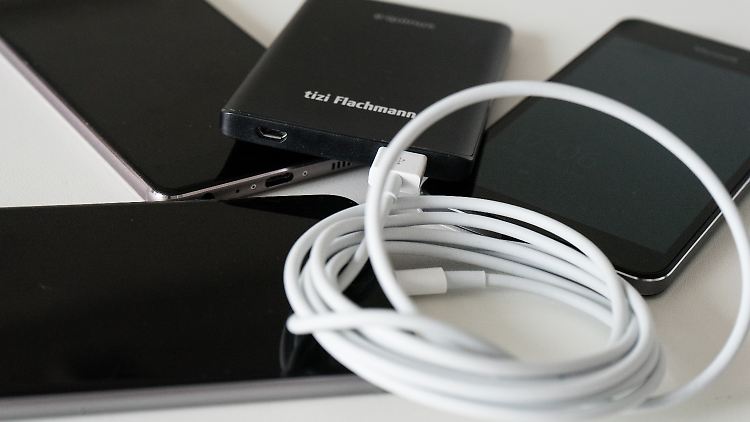 Akkupacks wie der EquinuxTizi Flachmann (4000 mAh) sind praktische Helfer unterwegs.