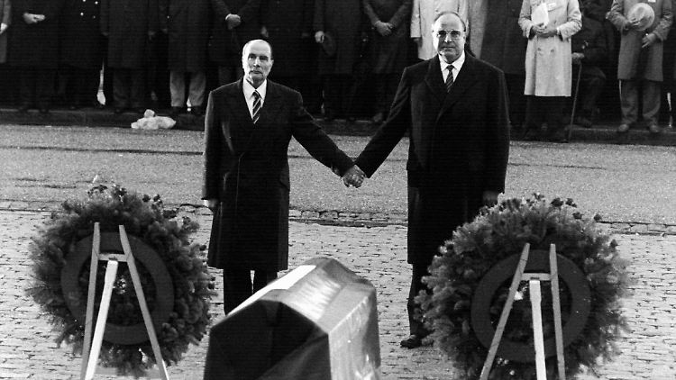 Ein Moment für die Ewigkeit: Mitterrand und Kohl in Verdun.
