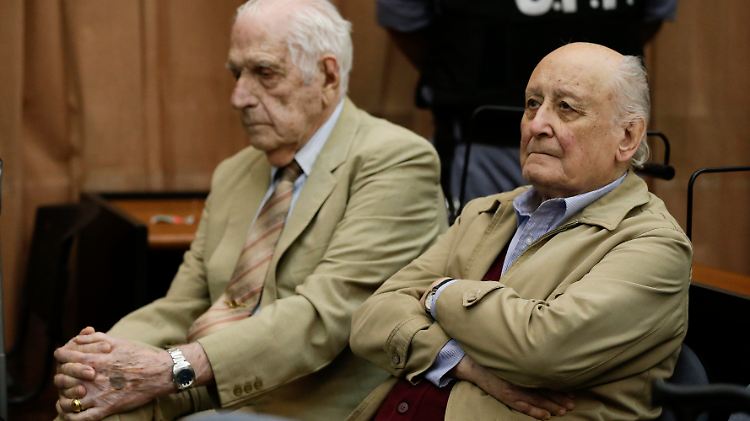 Argentniens Ex-Diktator Reynaldo Bignone (l.) und dessen damaliger General Santiago Riveros (hier bei einem Prozesstermin im Jahr 2014) wurden zu langjährigen Haftstrafen verurteilt.