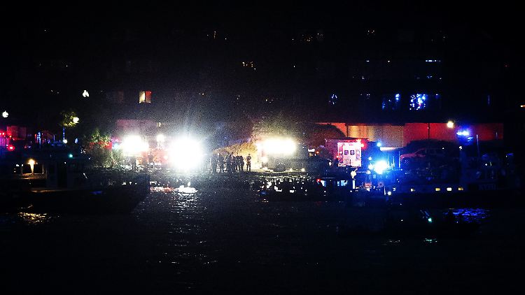 Polizei und Feuerwehr hatten nach dem Absturz eine Suche eingeleitet und fanden wenig später die Leiche des Piloten. 