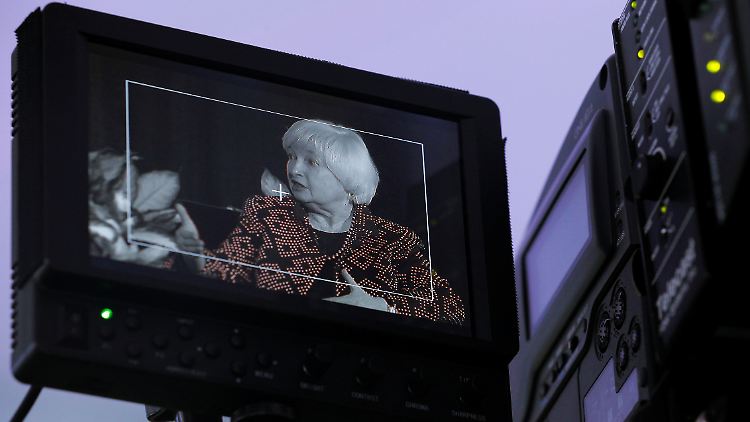 Janet Yellen auf dem Monitor einer Videokamera während einer Rede an der Harvard Universität. 