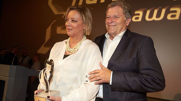Managerin Sabine Kehm und Laudator Norbert Haug bei der Preisverleihung der Nürburgring-Awards. 