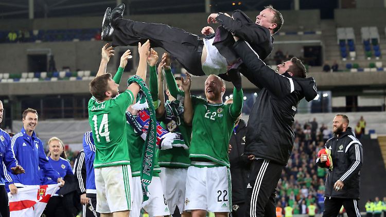 Der Dank gilt Trainer Michael O'Neill: Mit einem Sieg über Griechenland sind die Nordiren bei der EM dabei.