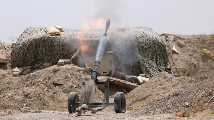 Syrische Truppen feuern auf IS-Stellungen.