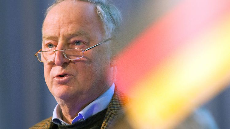 AfD-Politiker Alexander Gauland hat selbst Probleme mit den Nachbarn: Ende April flogen Farbbeutel gegen sein Haus in Potsdam. 