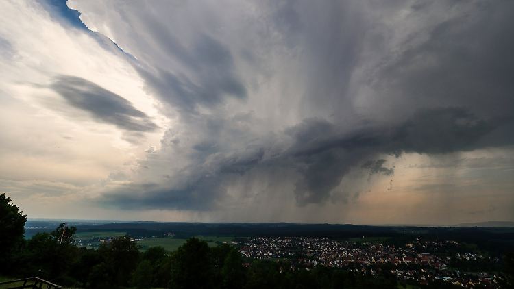 In bayerischen Schnaittach schoben sich am Samstag dunkle Gewitterwolken vor den Himmel. 