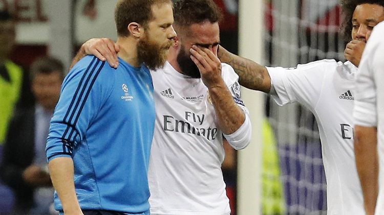 Madrids Defensivspezialist Carvajal muss nach einer Verletzung ausgewechselt werden.