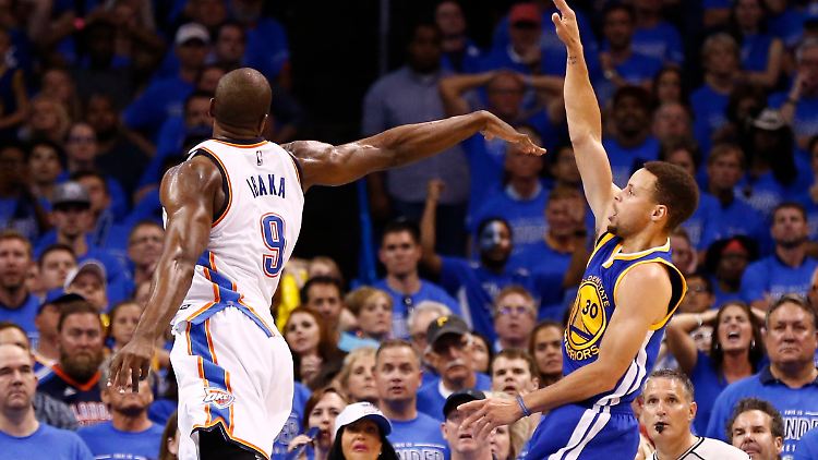 Mit einer spektakulären Aufholjagd sichert sich das Team von Stephen Curry (r.) das Entscheidungsspiel gegen Oklahoma.