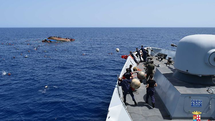 Die italienische Küstenwache bei einer Rettungsaktion: Allein am Freitag zog sie 2000 Flüchtlinge aus dem Meer.