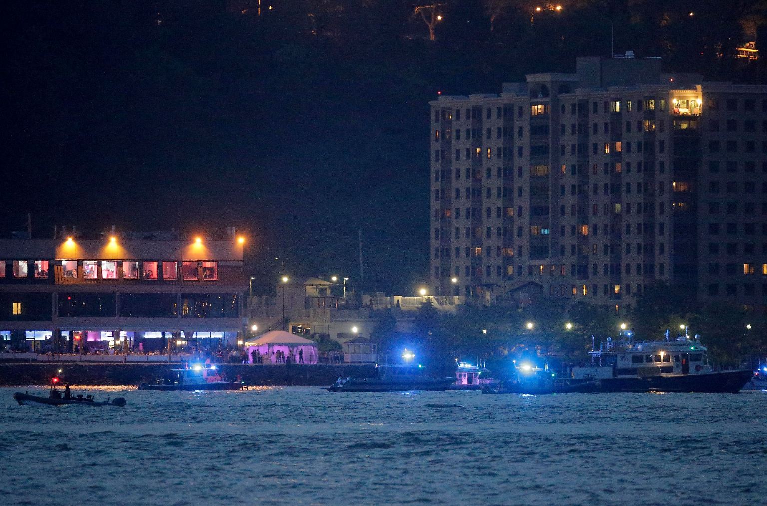 Es ist der Abend des 27. Mai 2016, als der Pilot eines historischen Jagdbombers vom Typ P-47 Thunderbolt über den Hudson River fliegt. Dann zwingt ihn ein technisches Problem zum Notwassern. Restaurantbesucher am Ufer des Hudson sehen das Flugzeug ... 