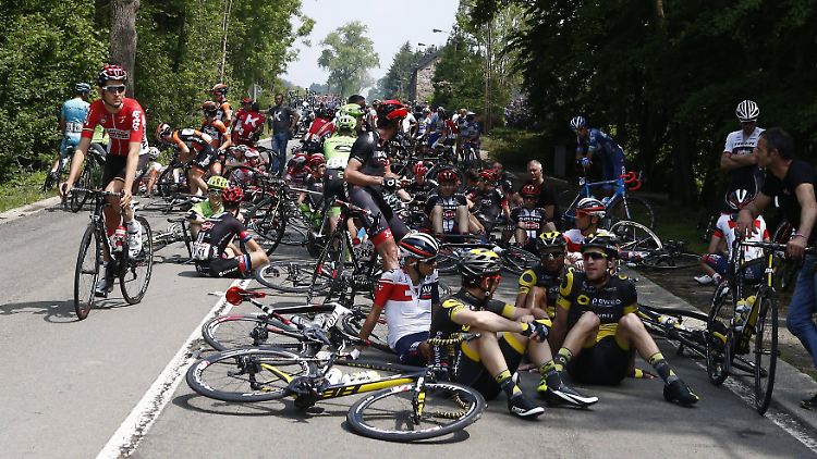 19 Radprofis stürzten nach dem Crash mit dem Begleitmotorrad.